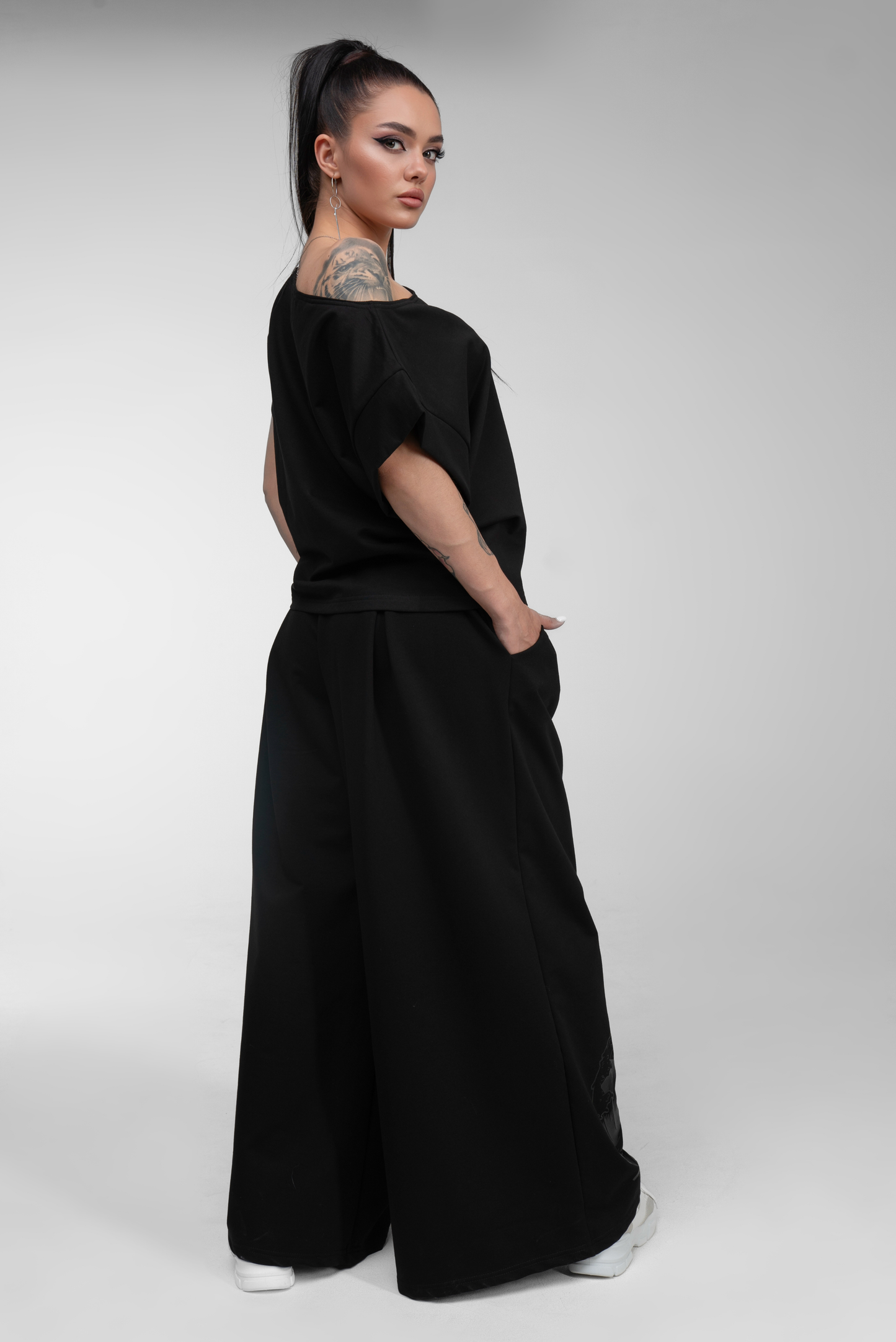 KNITTED BLOUSE WITH WIDE SLEEVES TOKYO 2077 BLACK PRINT